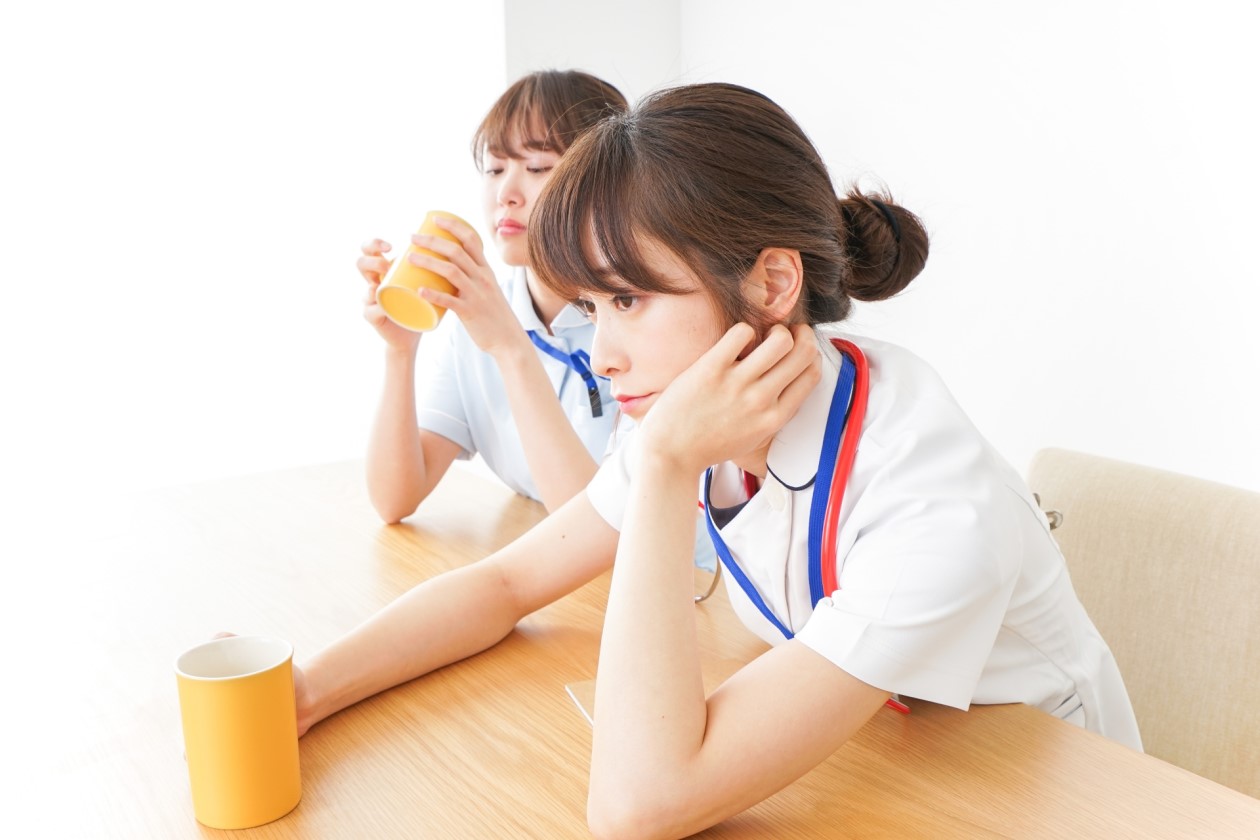 呼び出しに悩むナースの体験談